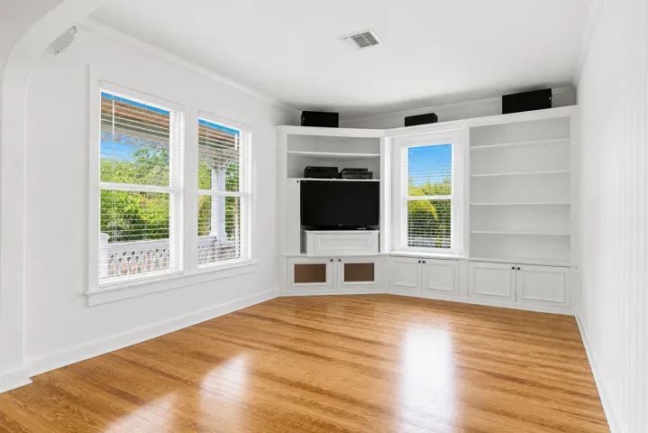 DEN OR POSSIBLE 3RD BEDROOM