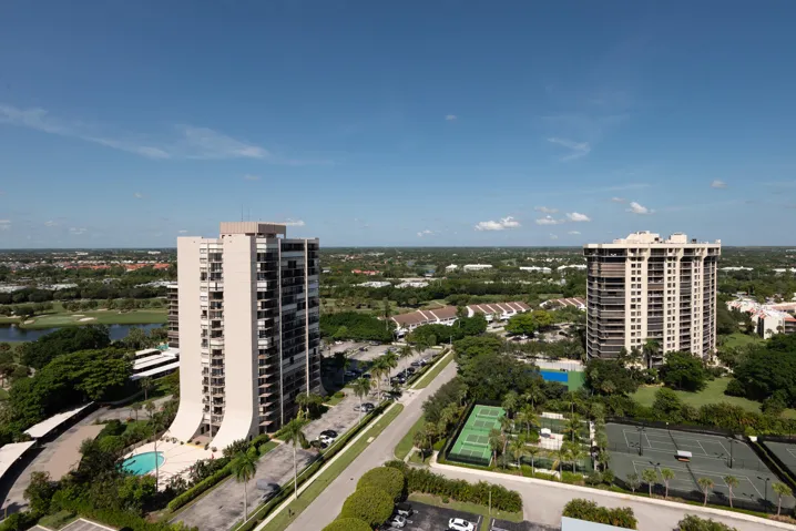 © Clark- 2400 Presidential Way PH6-030