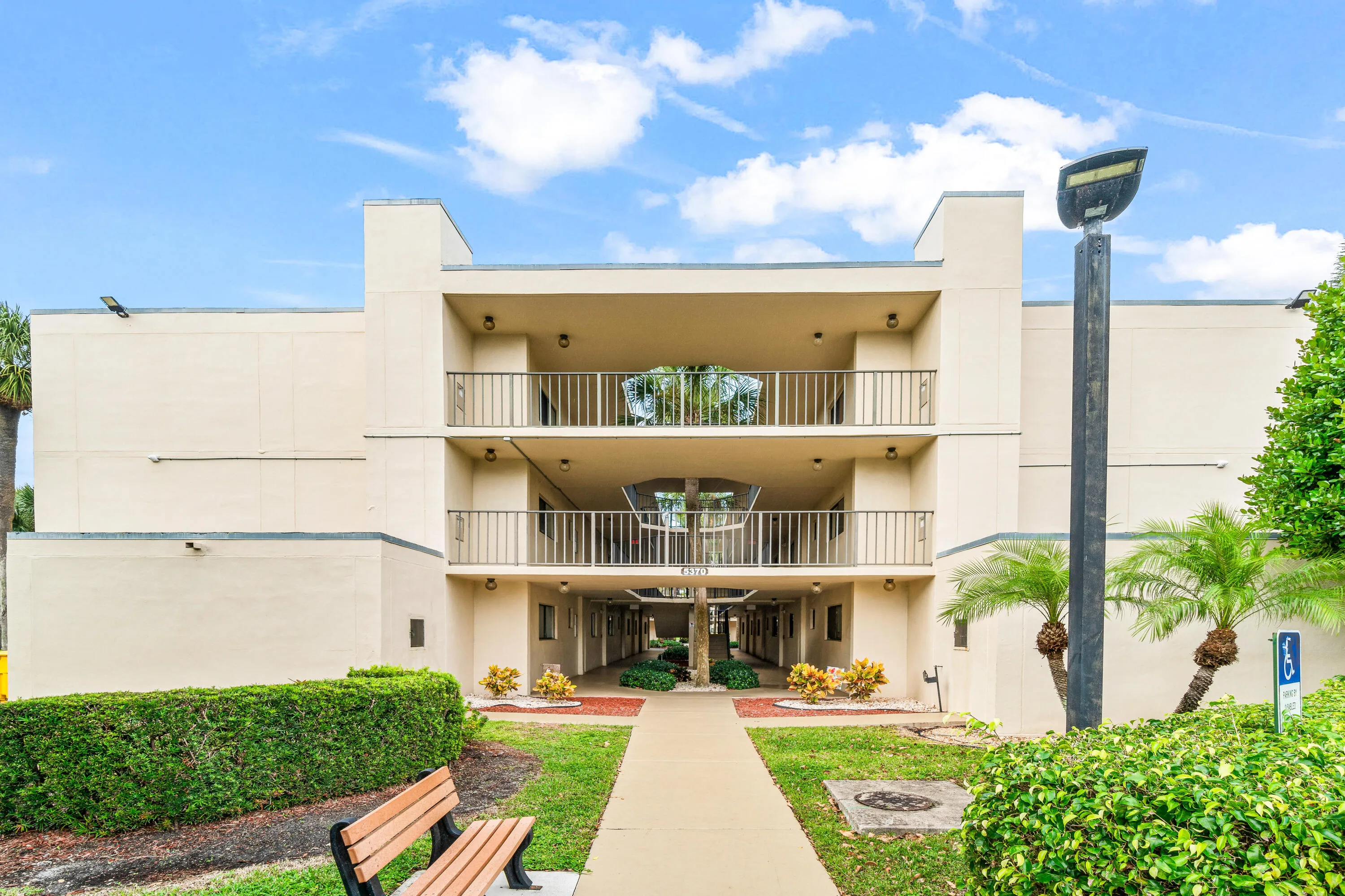 003-5370LasVerdesCircle-209-DelrayBeach-