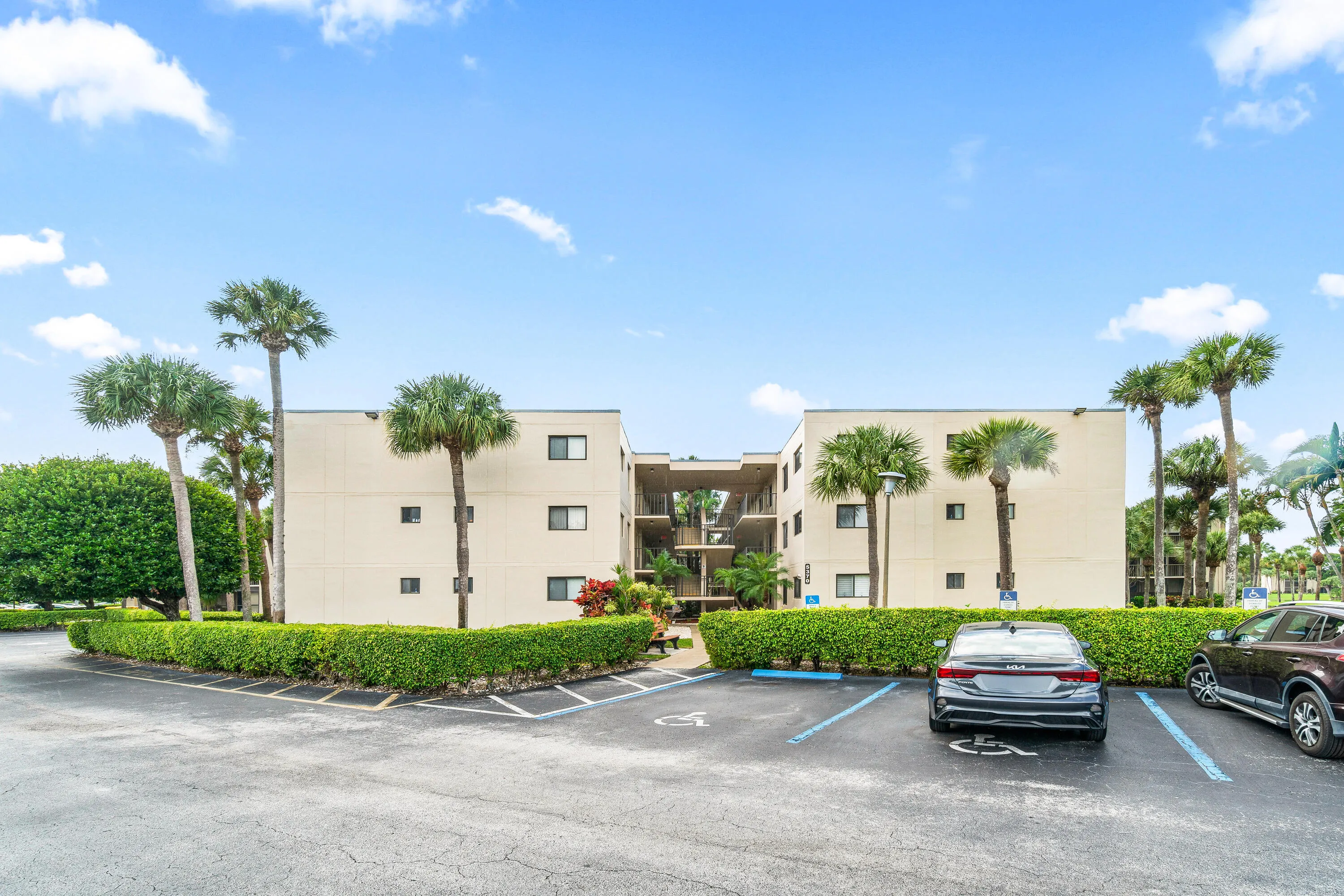 002-5370LasVerdesCircle-209-DelrayBeach-