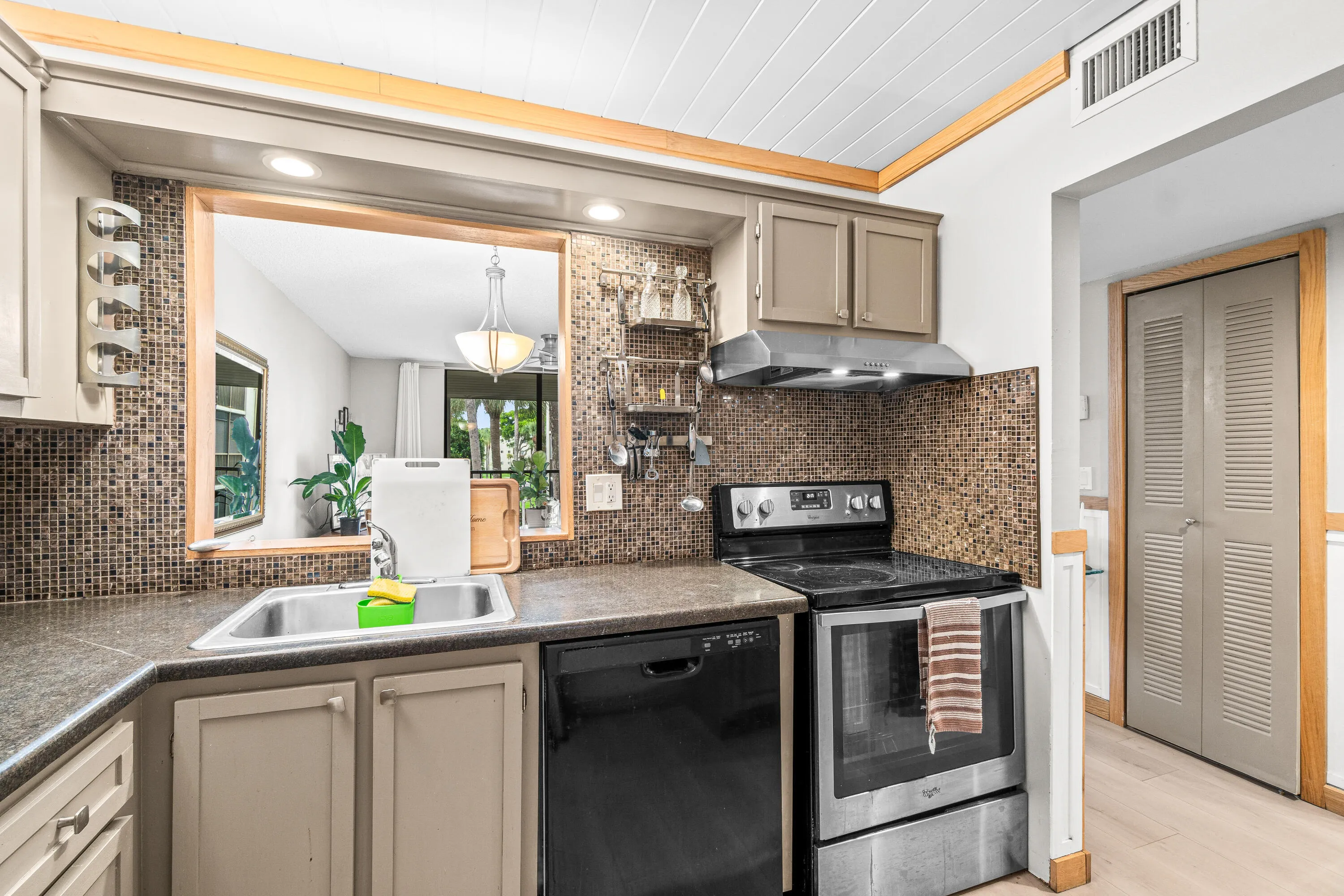 014-5370LasVerdesCircle-209-DelrayBeach-