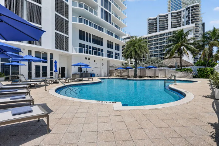 Resort Style Pool (1)
