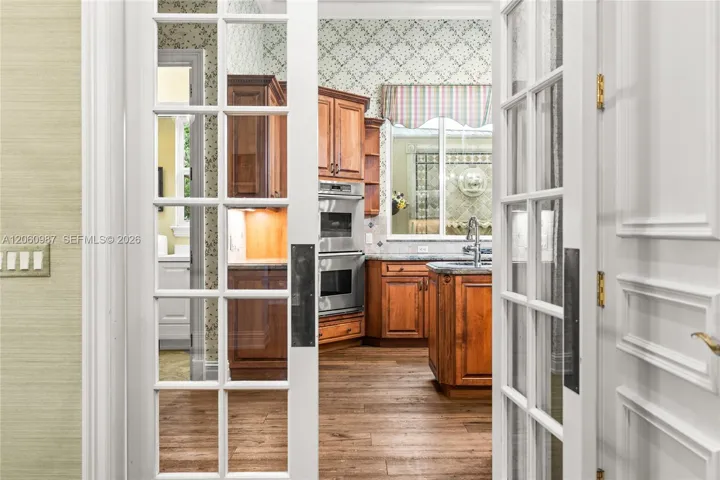 Entry to kitchen from dining room