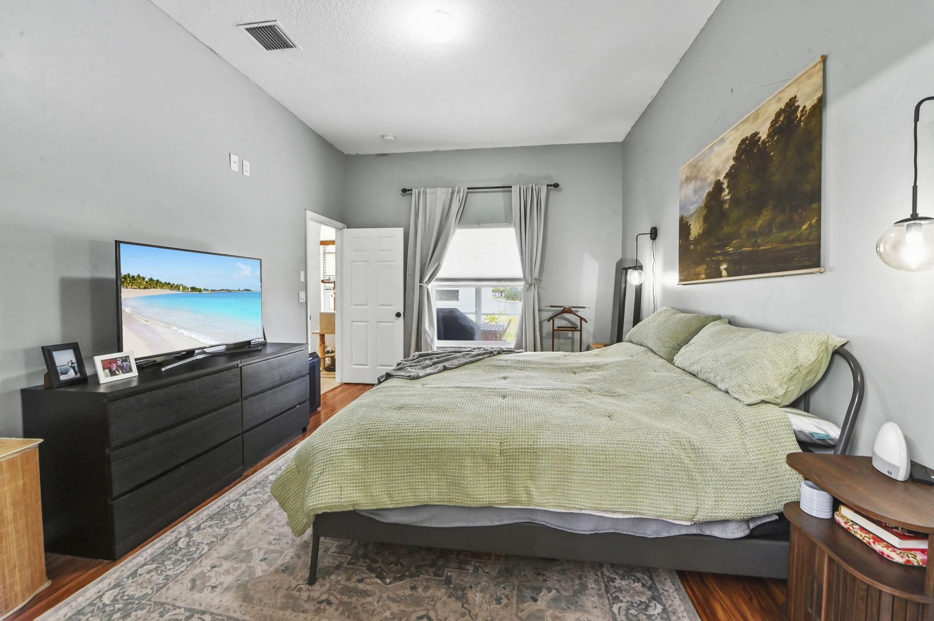27 Bedroom 02