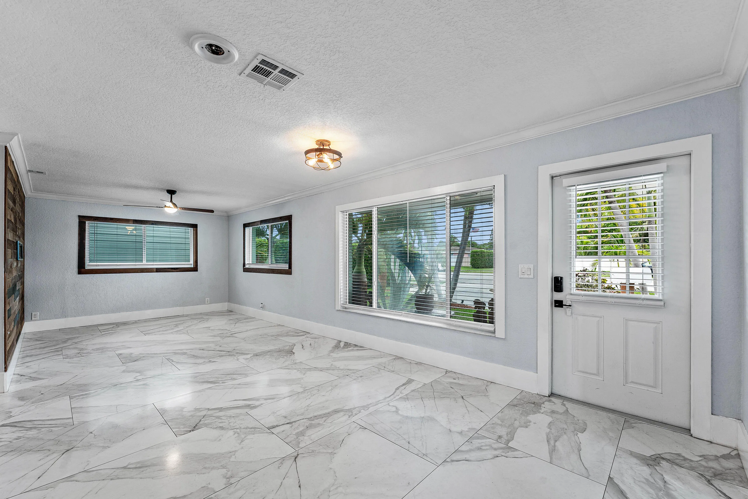 entry/living room