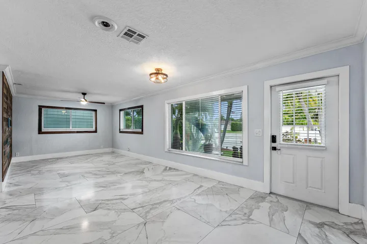 entry/living room