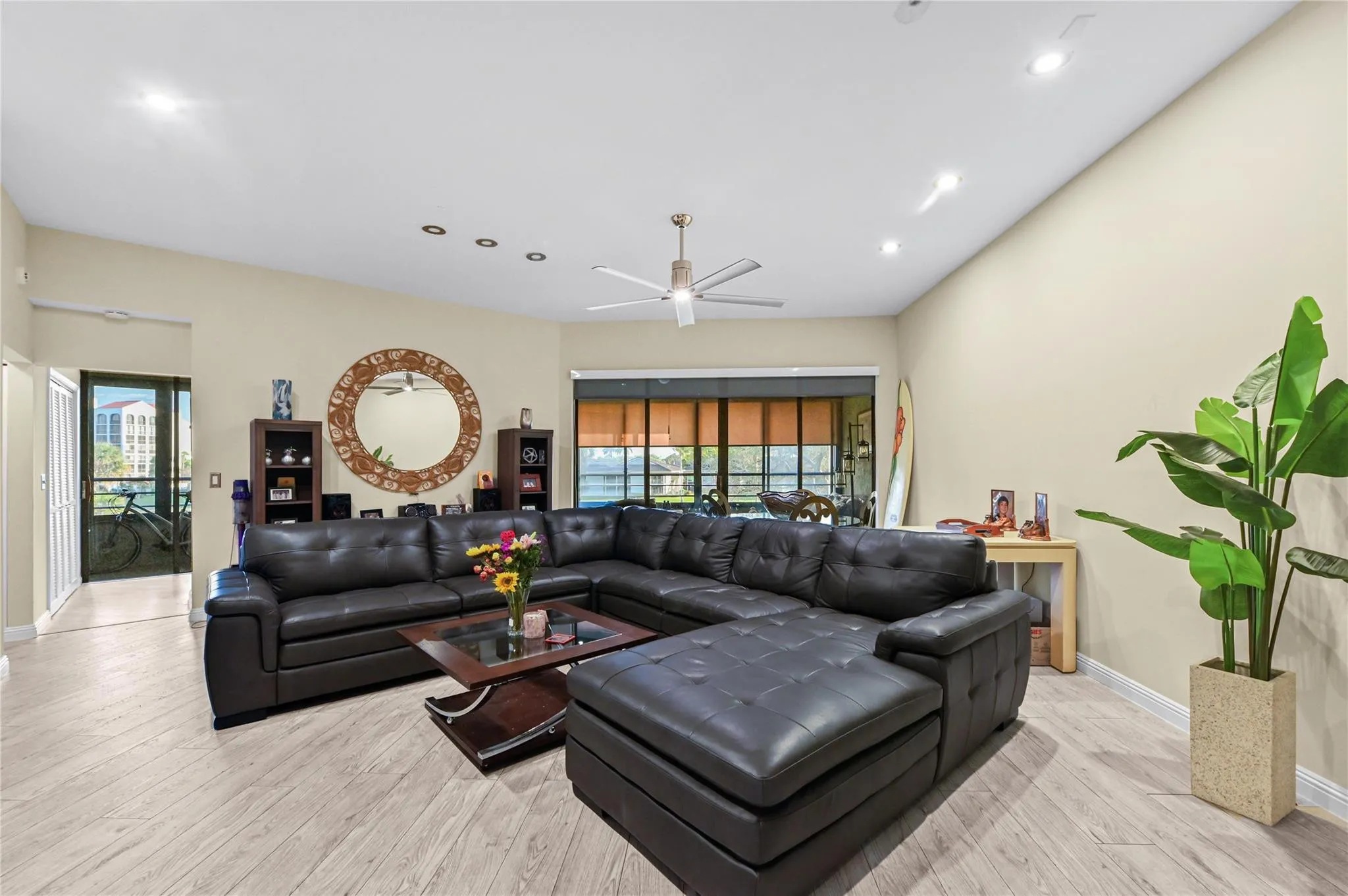 Living room Dining room area