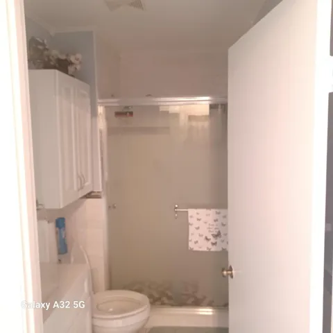155 Lake Meryl Drive Bathroom 2 (b)
