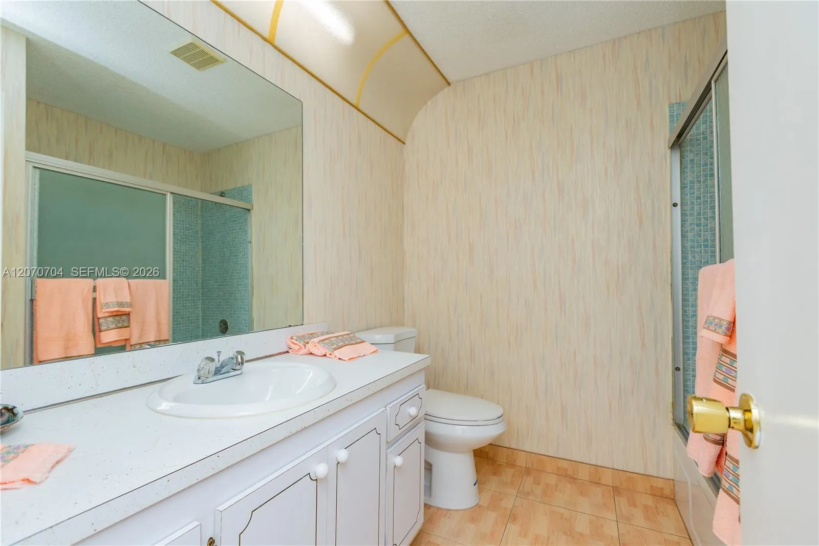 GUEST BATHROOM WITH TUB