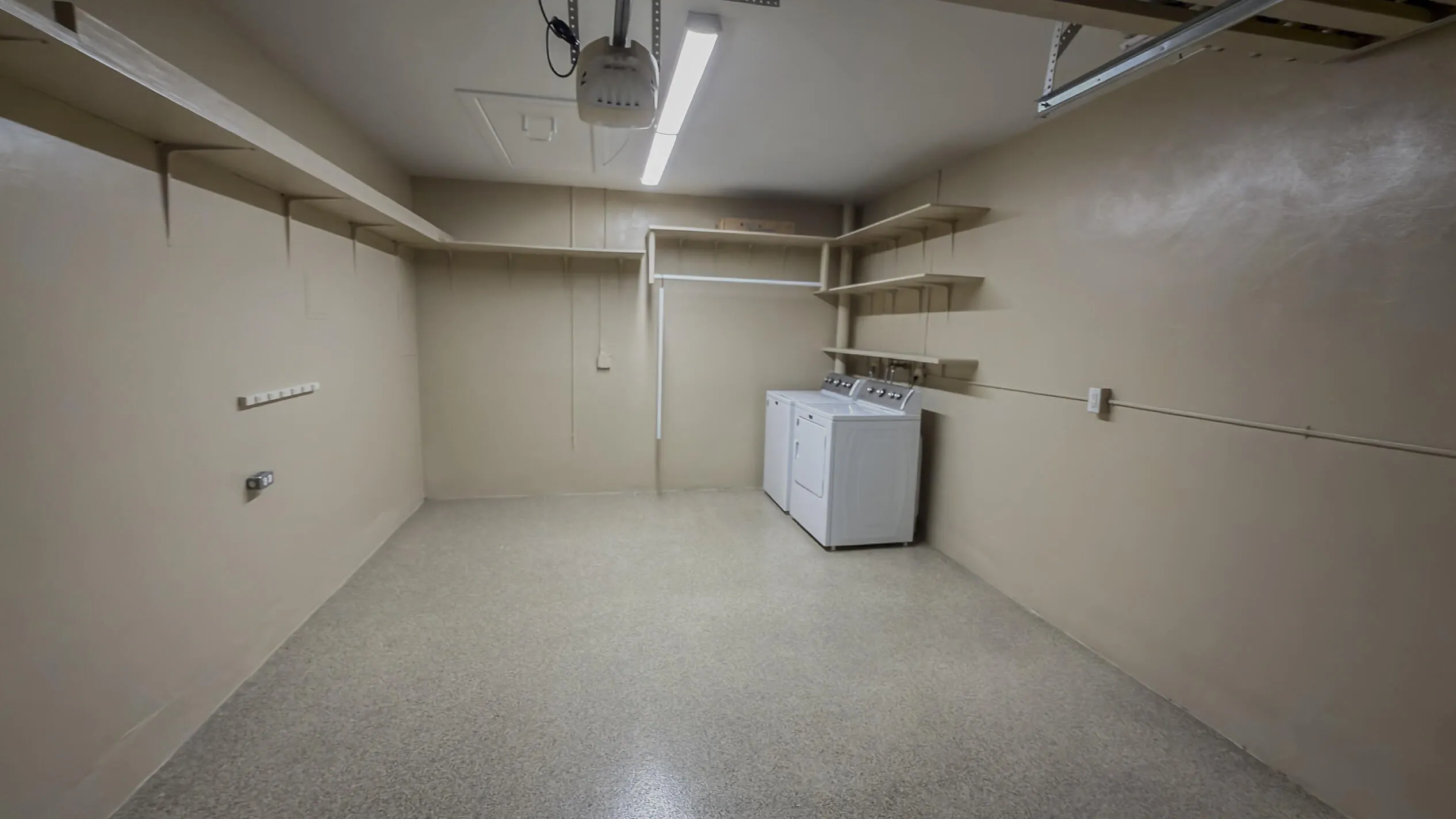 Garage/Washer/Dryer