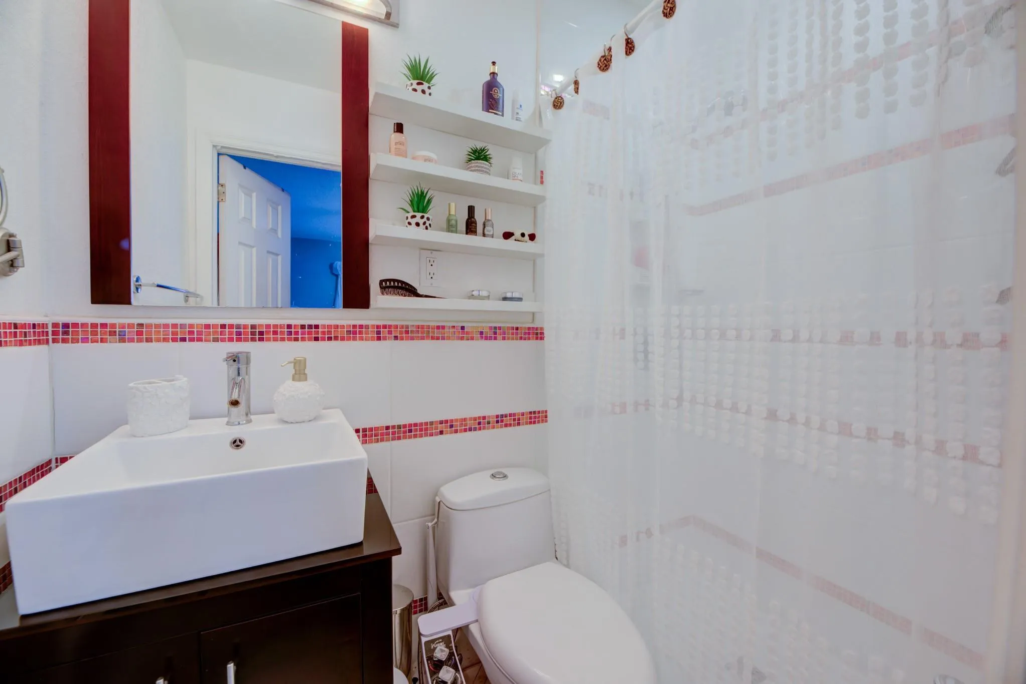 Main suite bath w/walk-in shower