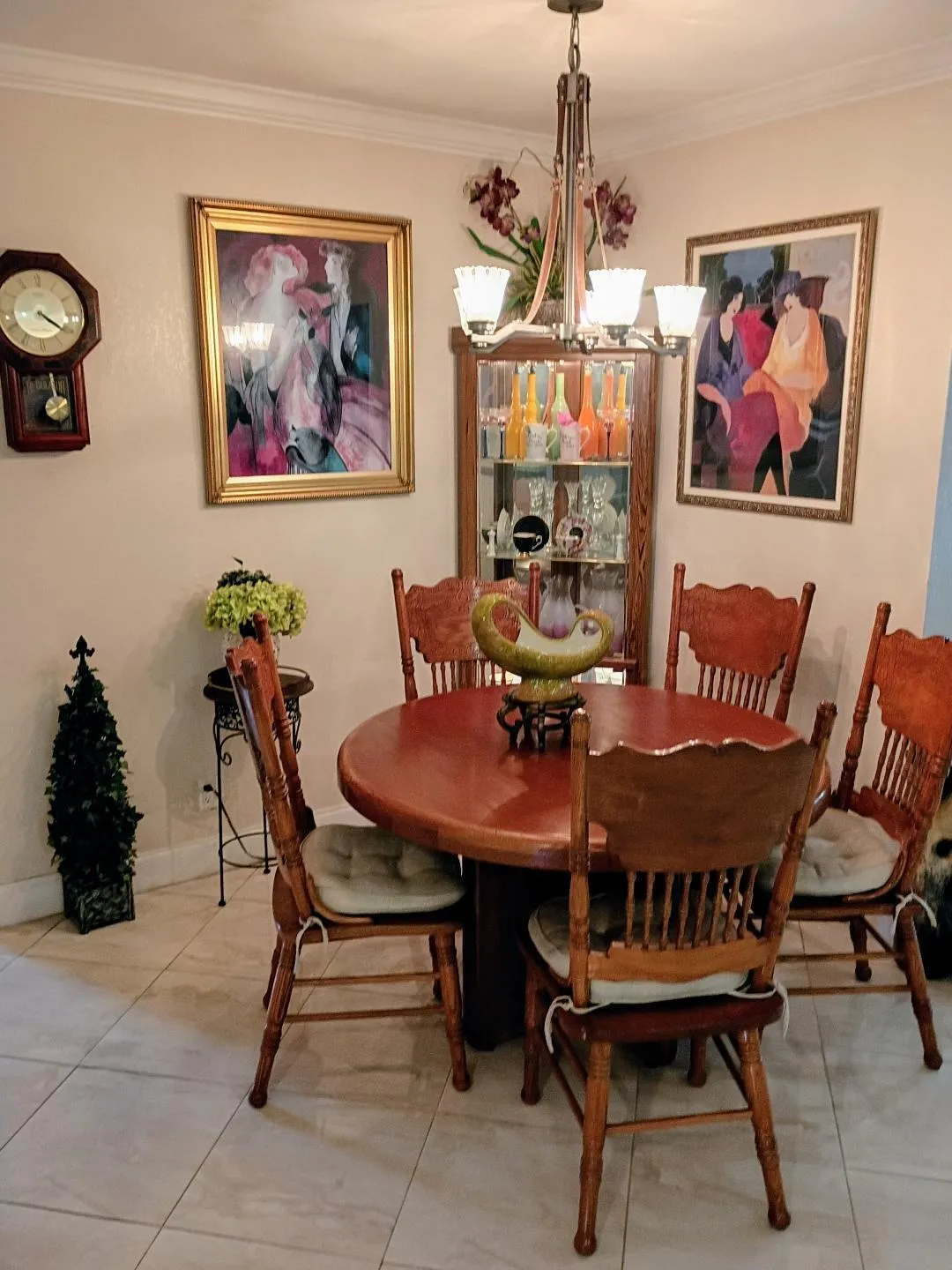 ROUND TABLE DINING