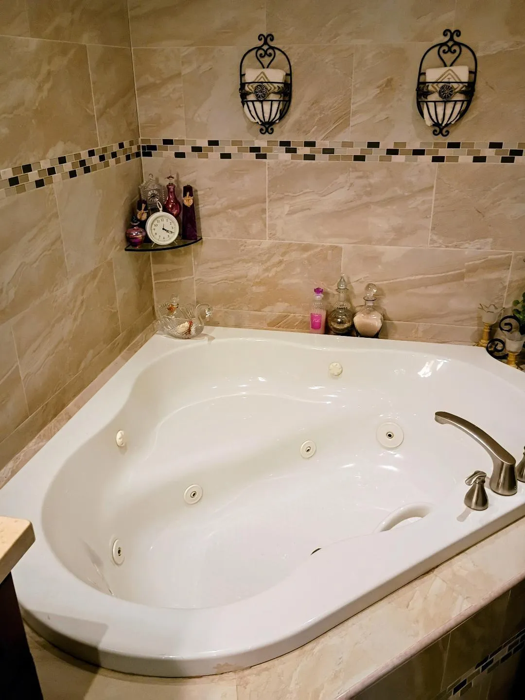 MASTER BATH JETTED TUB