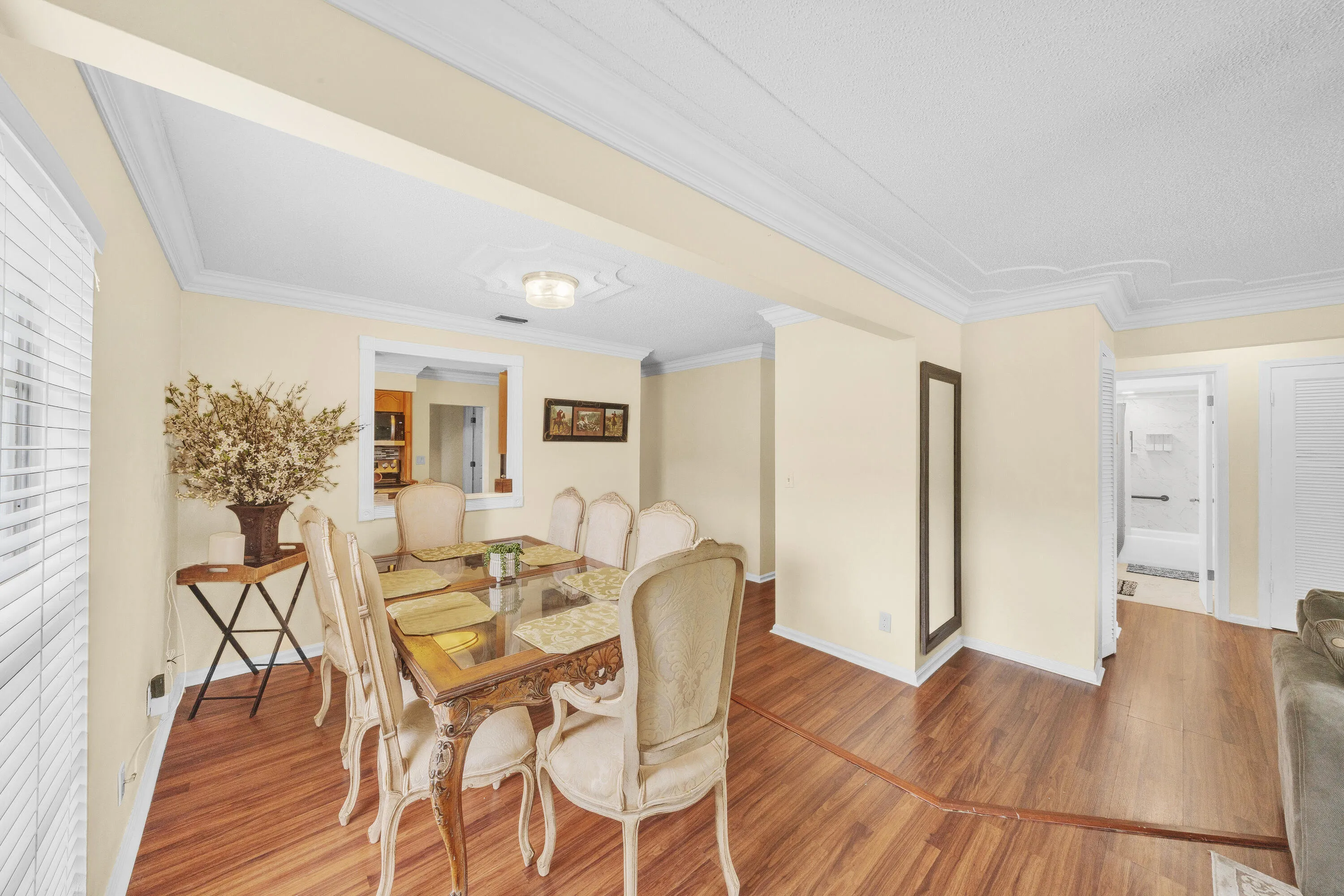 6 Dining Area (2)