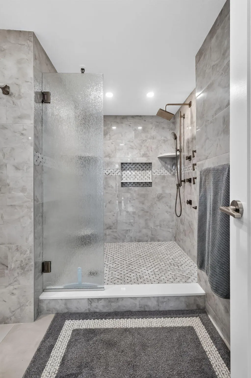 2nd Shower & Oversized Bath