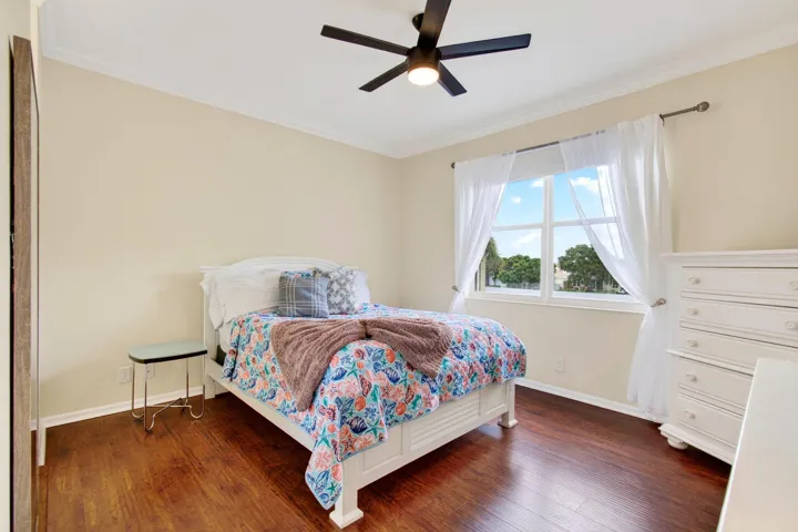 Upstairs En-suite Guest Bedroom 3