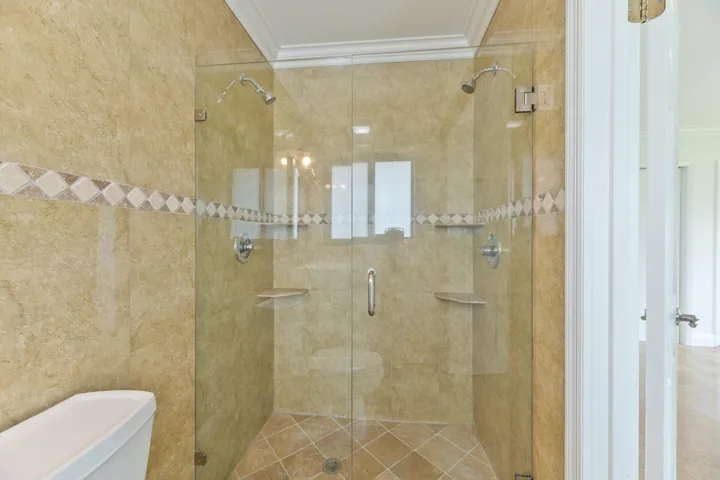 20260814 - 4621 NE 18th Terr - MR-33