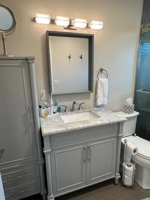 GUEST/2ND BATHROOM
