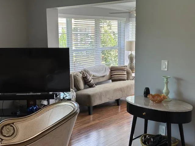 SUNROOM / NO STEP DOWN