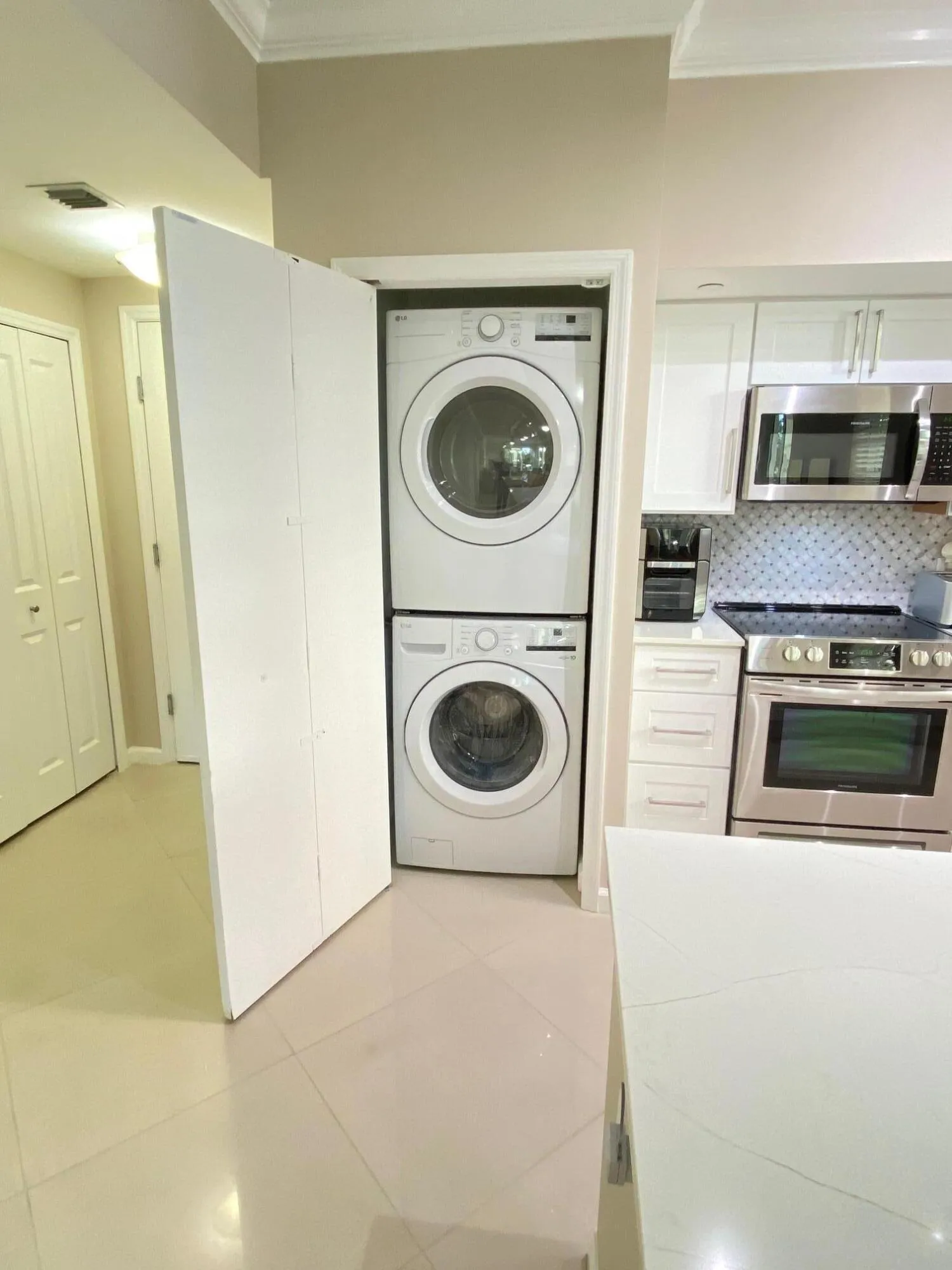 Astor Washer Dryer Oversized Room