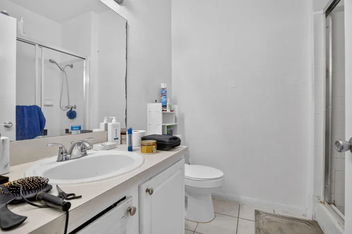 Master bath w shower