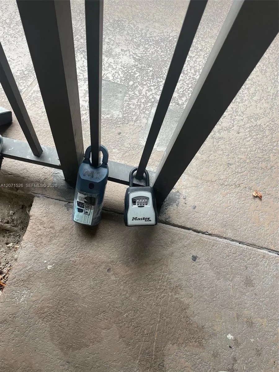 Supra Lockbox next to the Building Front door and Mailbox