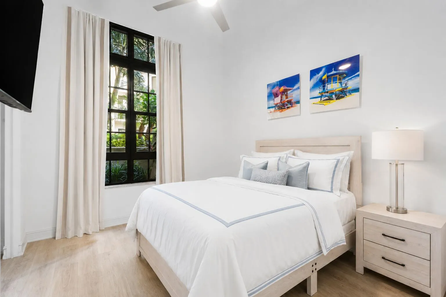 505-Guest Bedroom w/ 14' Ceilings