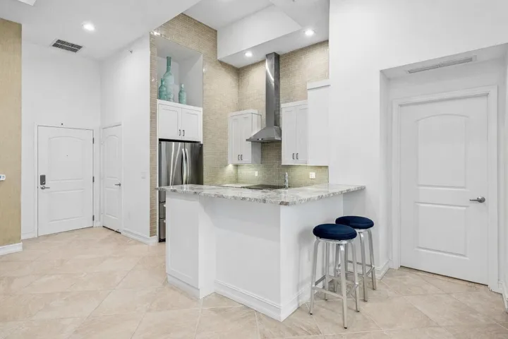 505-Renovated Kitchen w/ Bar Area