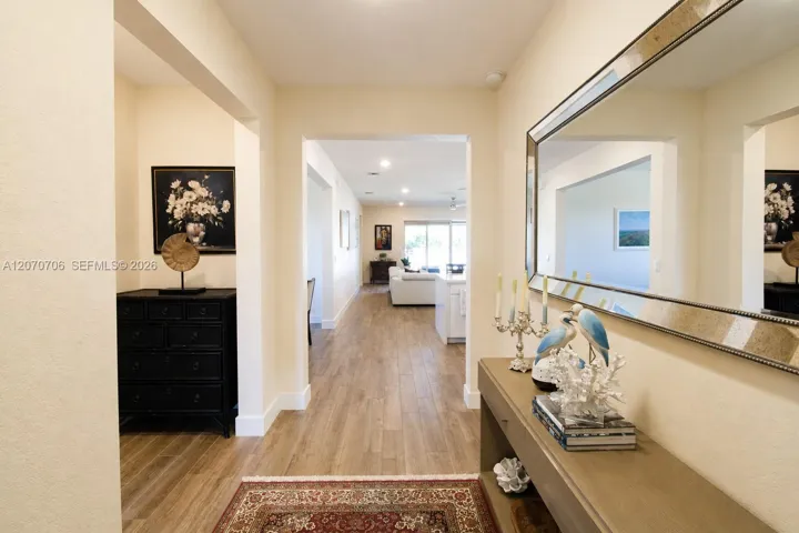 Great Foyer Entrance Gives privacy upon entrance