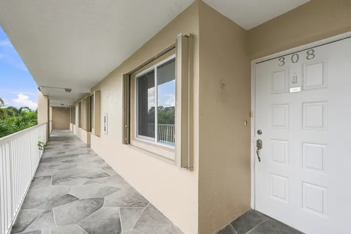 01_exterior entry