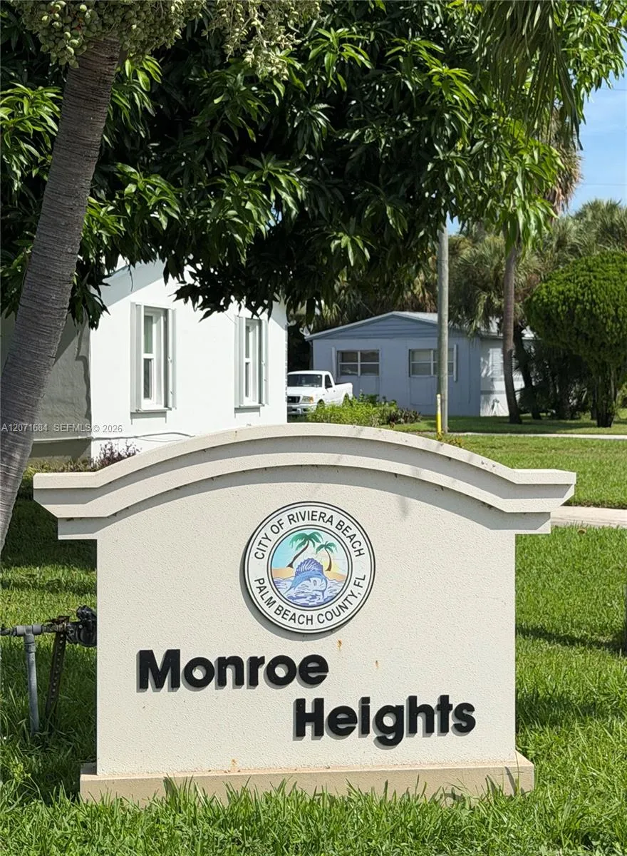 Monroe Heights community entrance