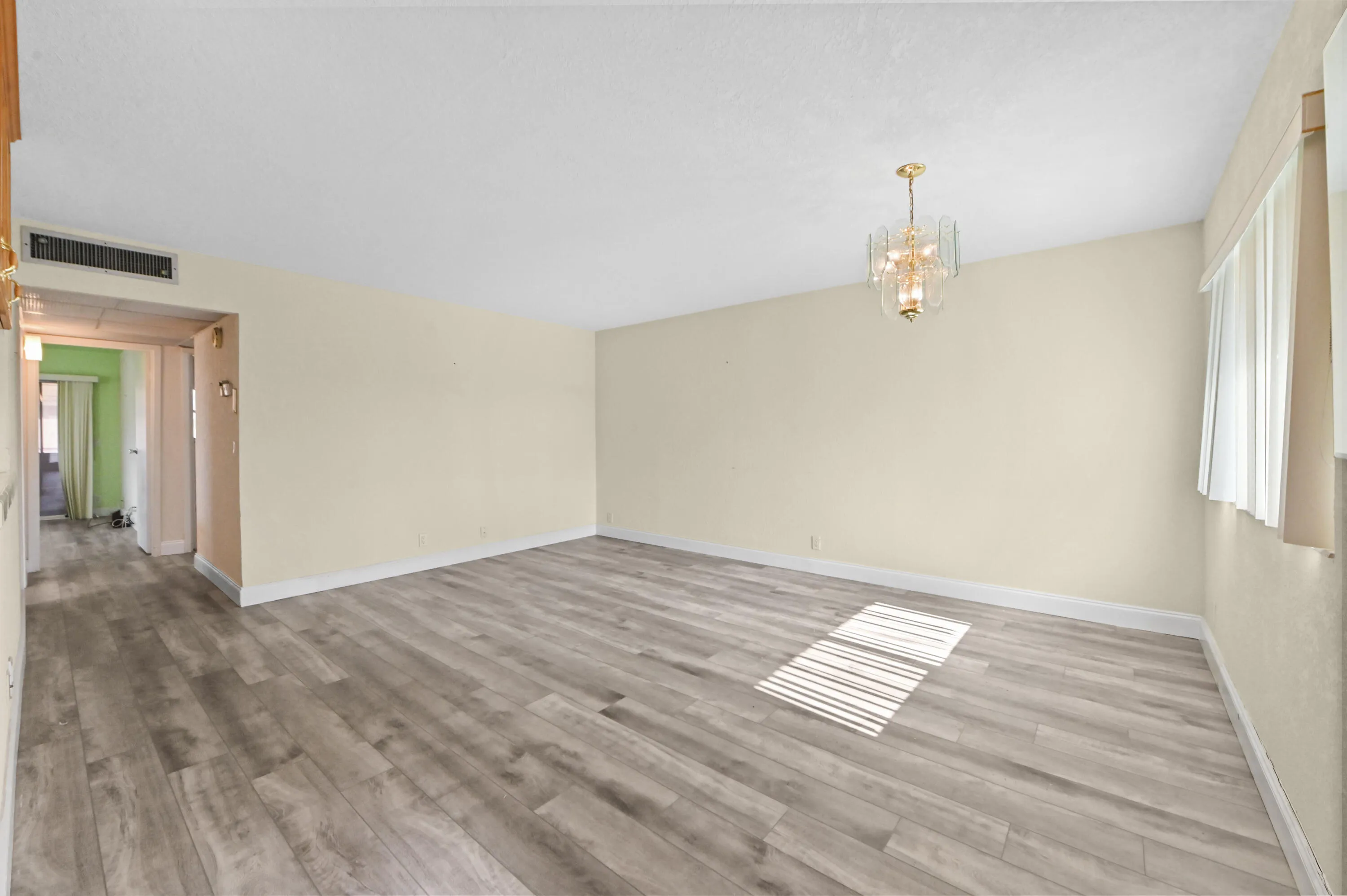 07 Living Room 02