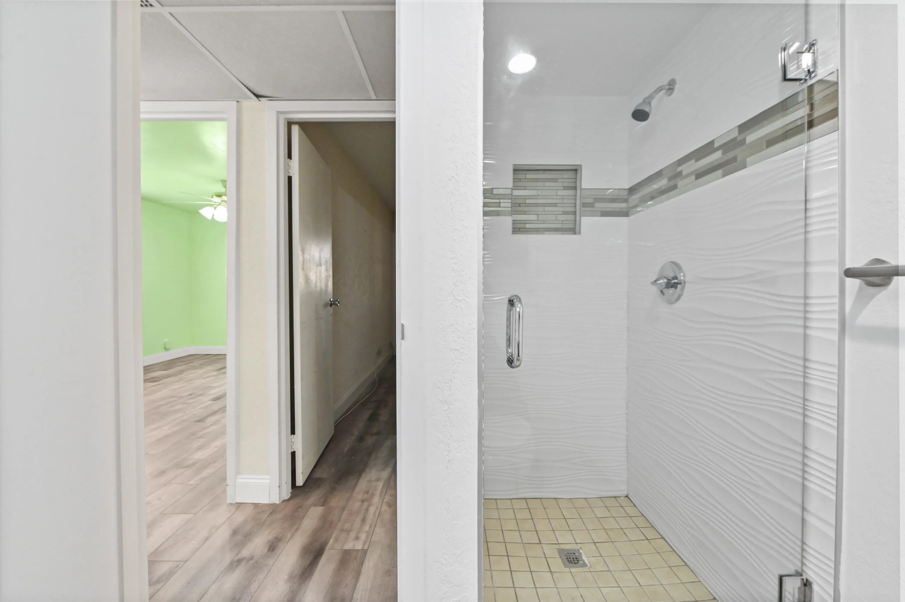 17 Bathroom 02