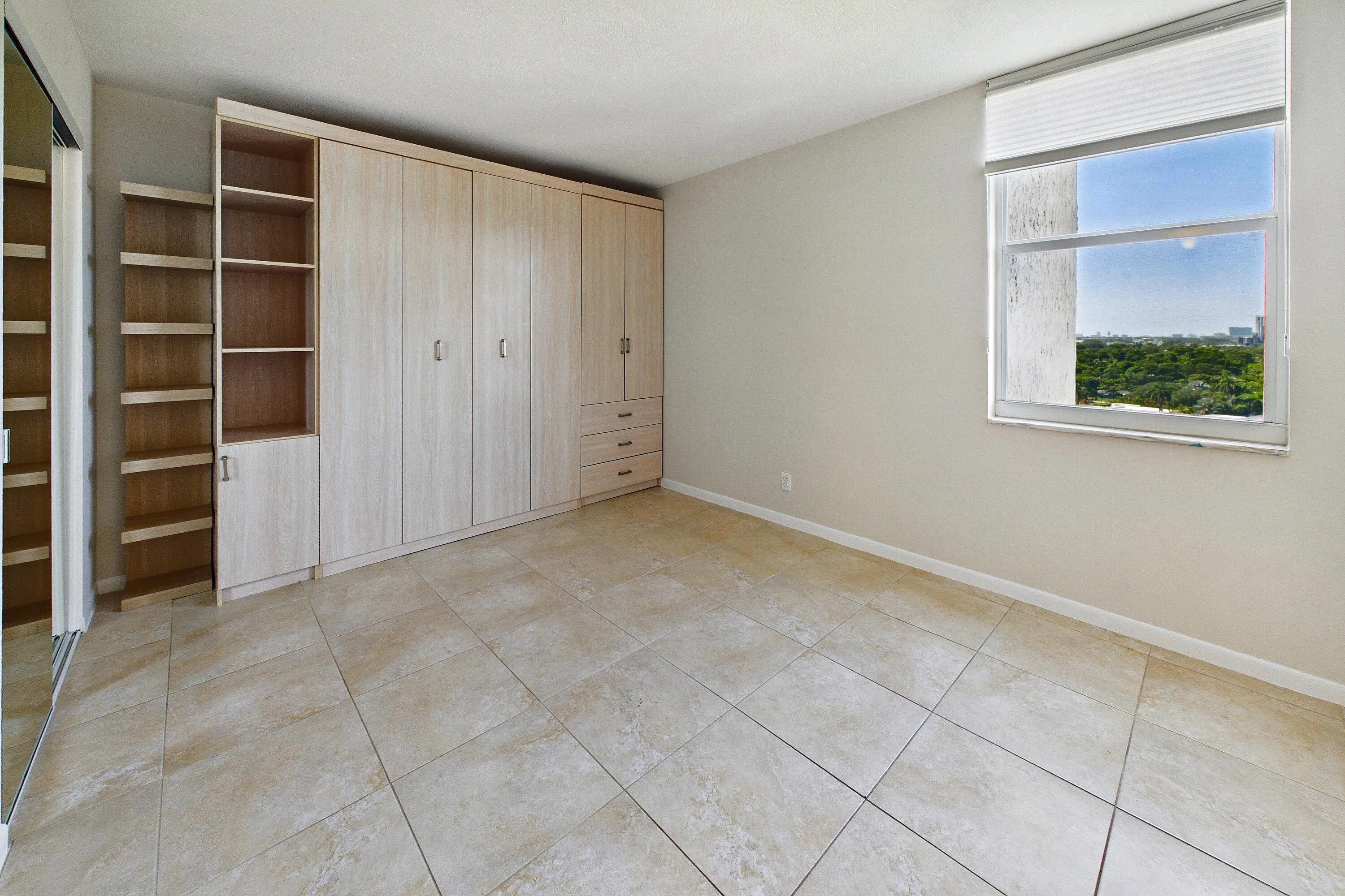 2ND / GUEST BEDROOM MURPHY BED
