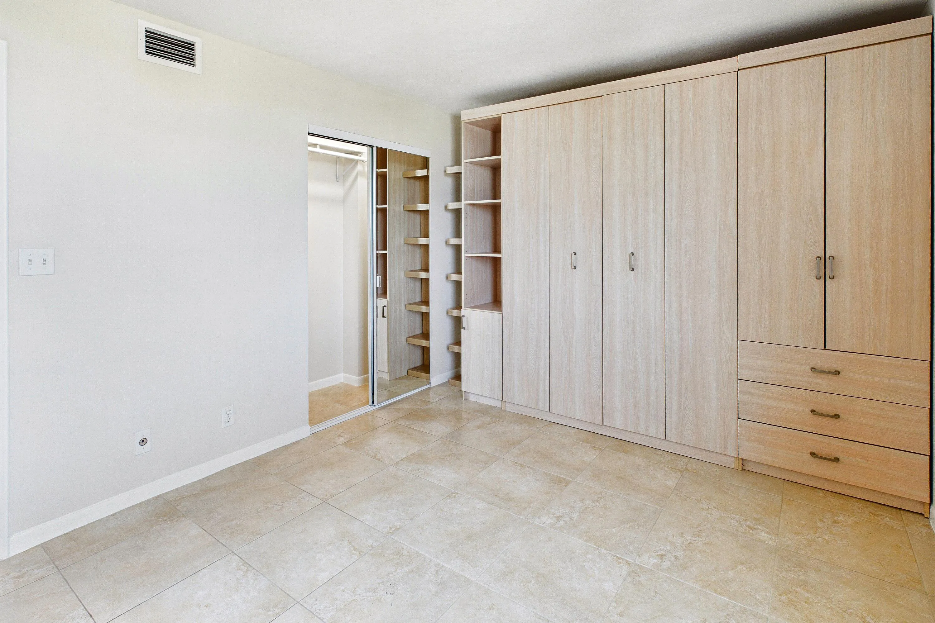 LARGE CLOSET NEXT TO BED