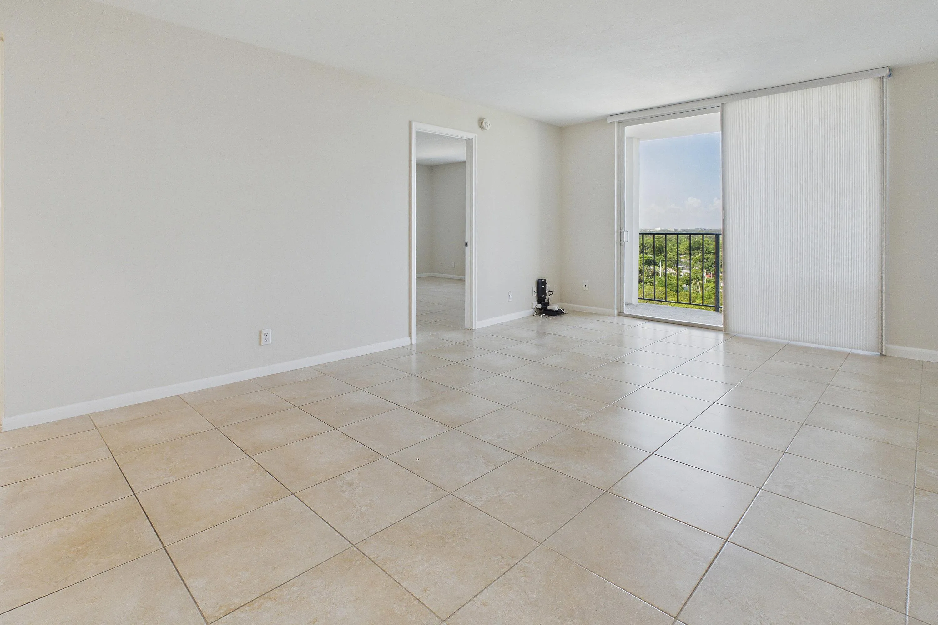 LR/DR TILE THROUGHOUT