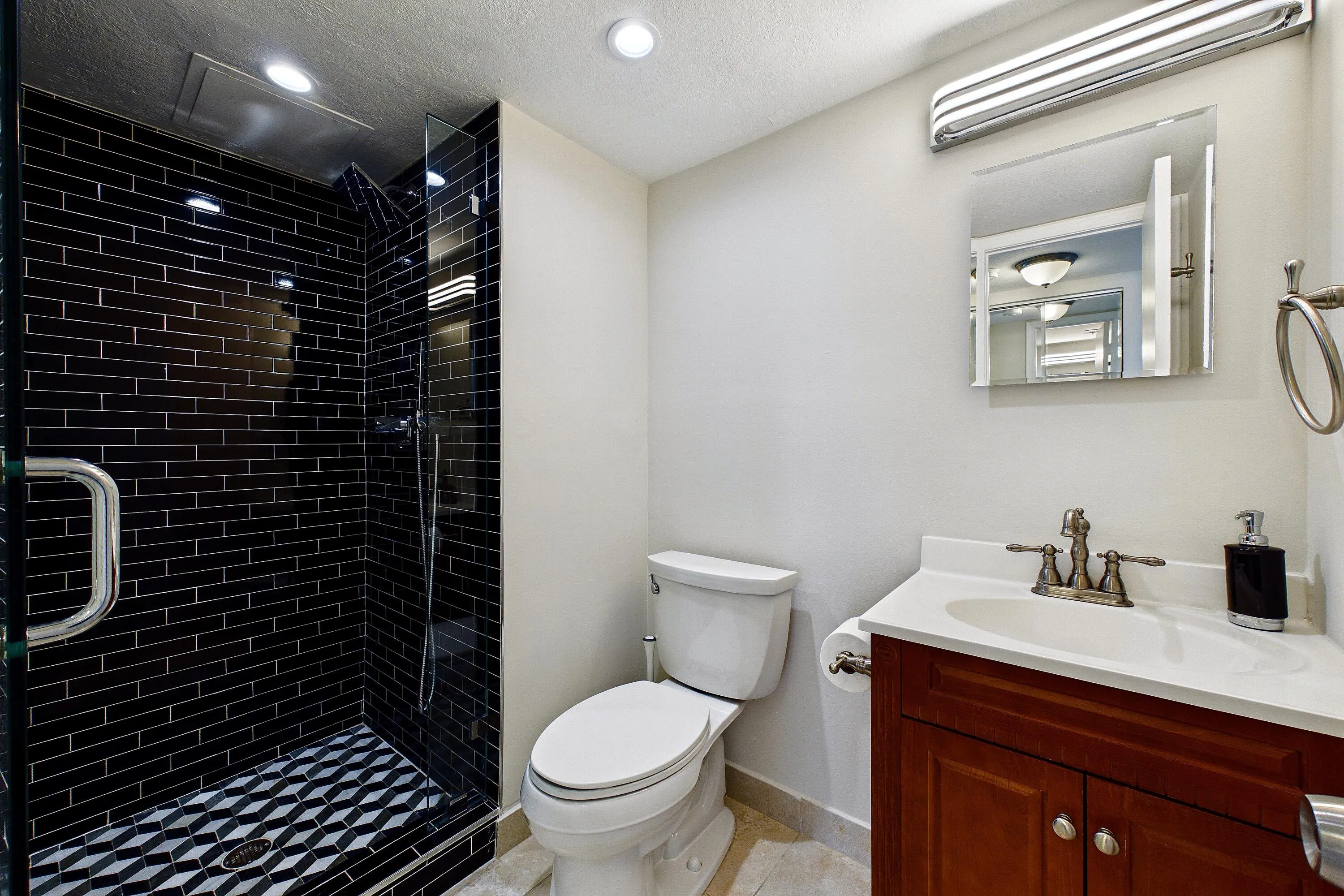 GUEST BATH HANDSOME TILE