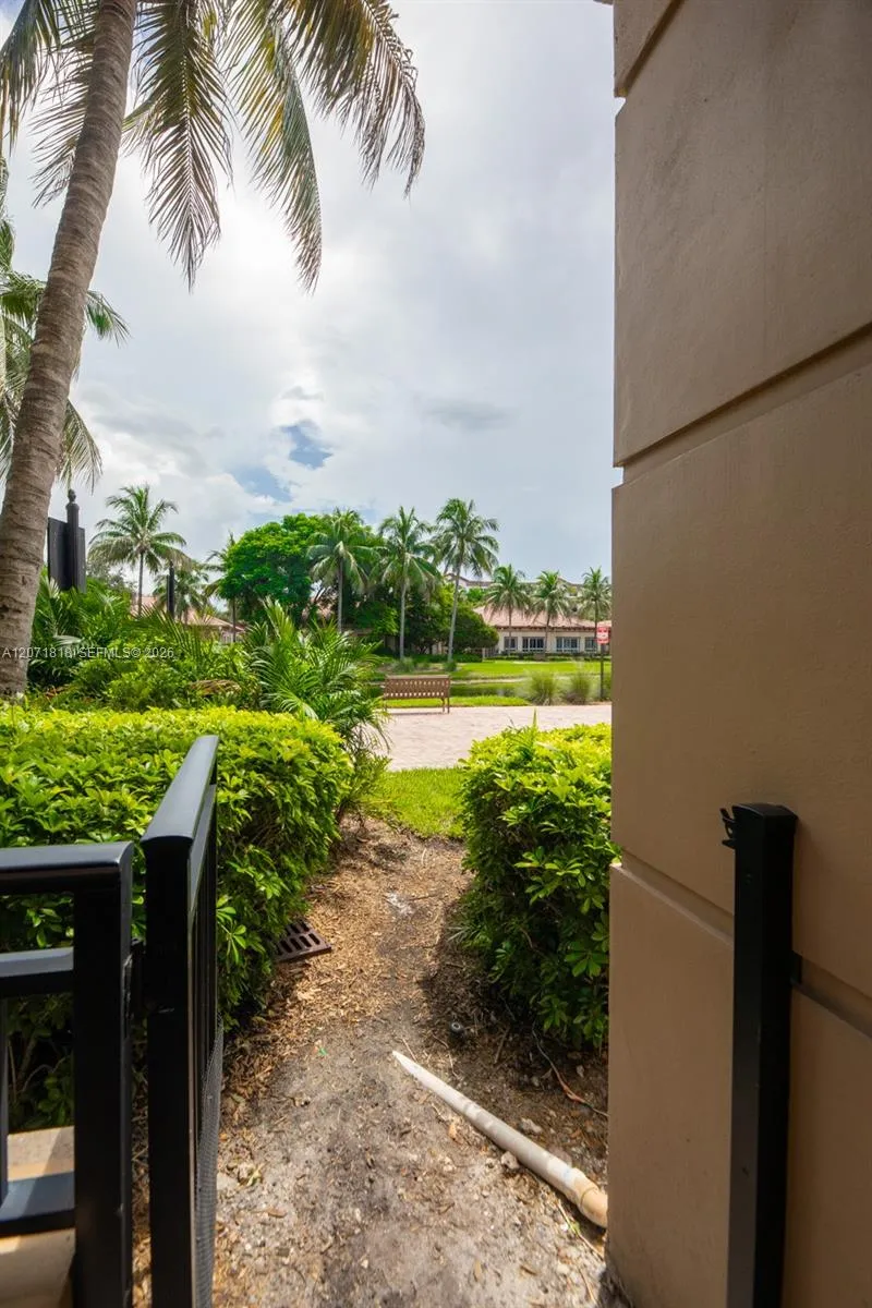 Walkway from patio to lake walkway