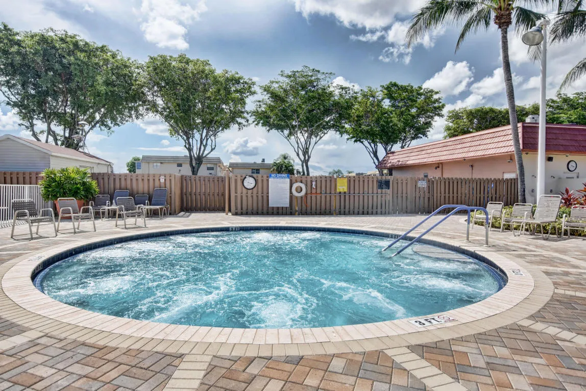 jacuzzi pool
