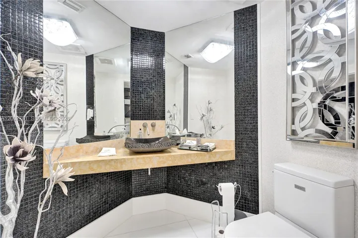 Guest bathroom.