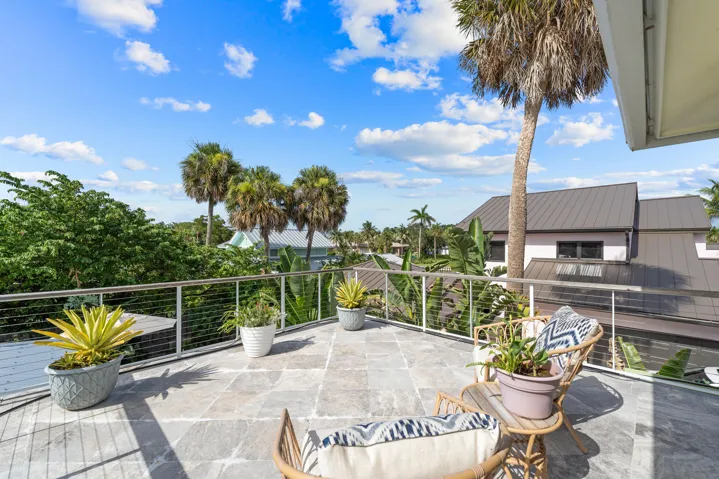 Spacious Fabulous Deck
