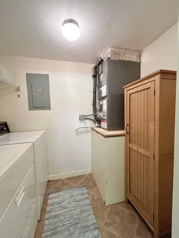 LAUNDRY/UTILITY ROOM