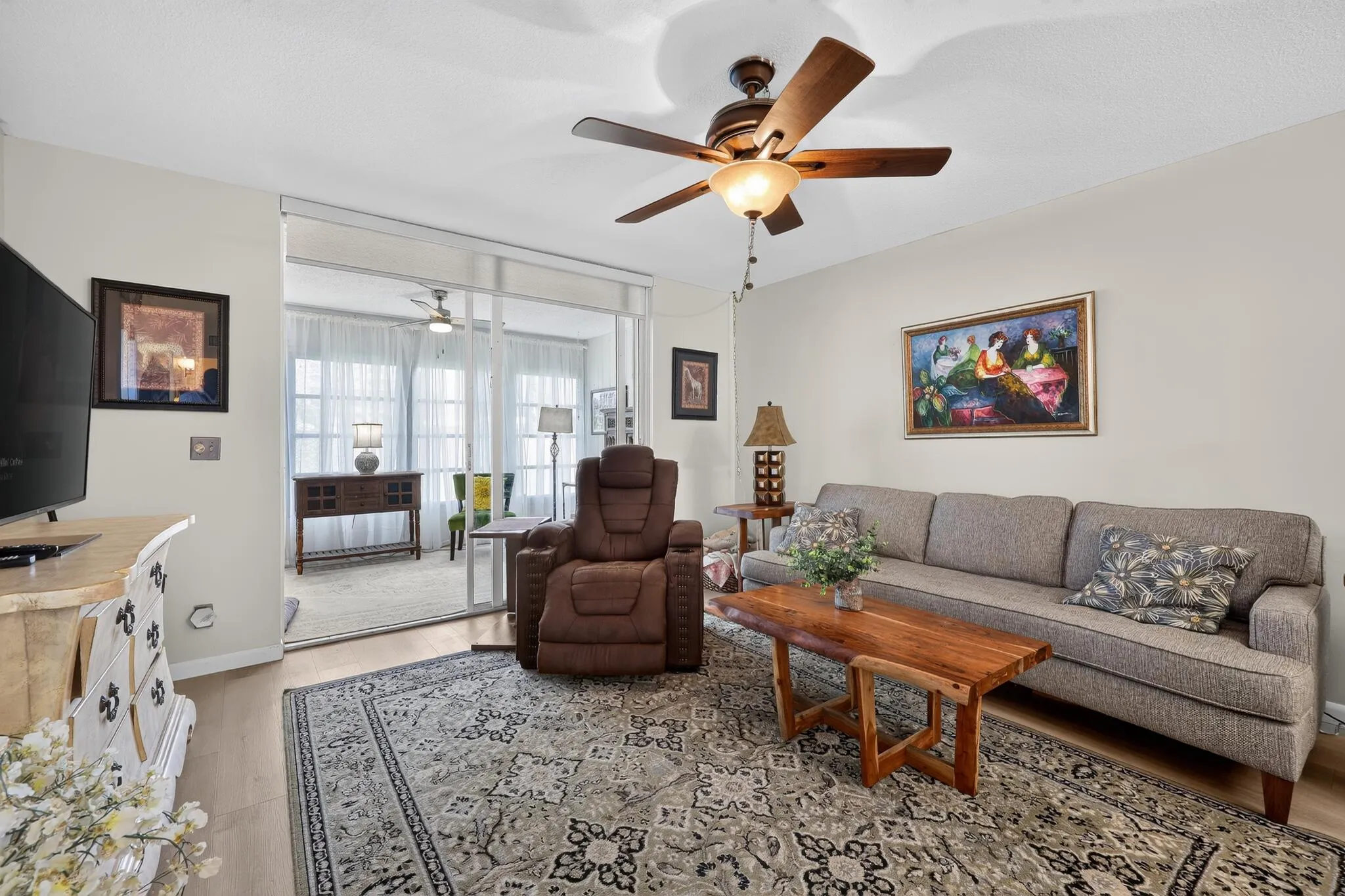13_14527_Bonaire_Blvd-Living_room-0066