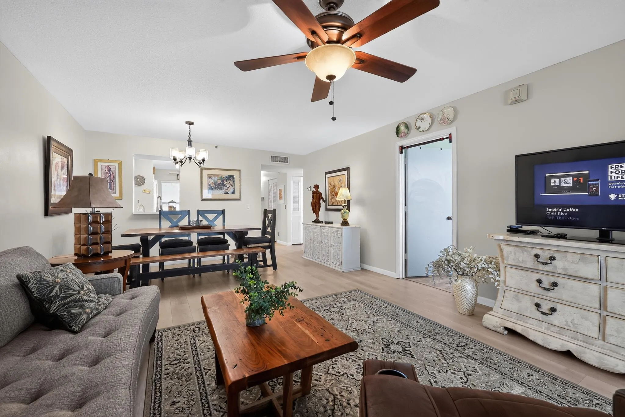 12_14527_Bonaire_Blvd-Living_room-0073