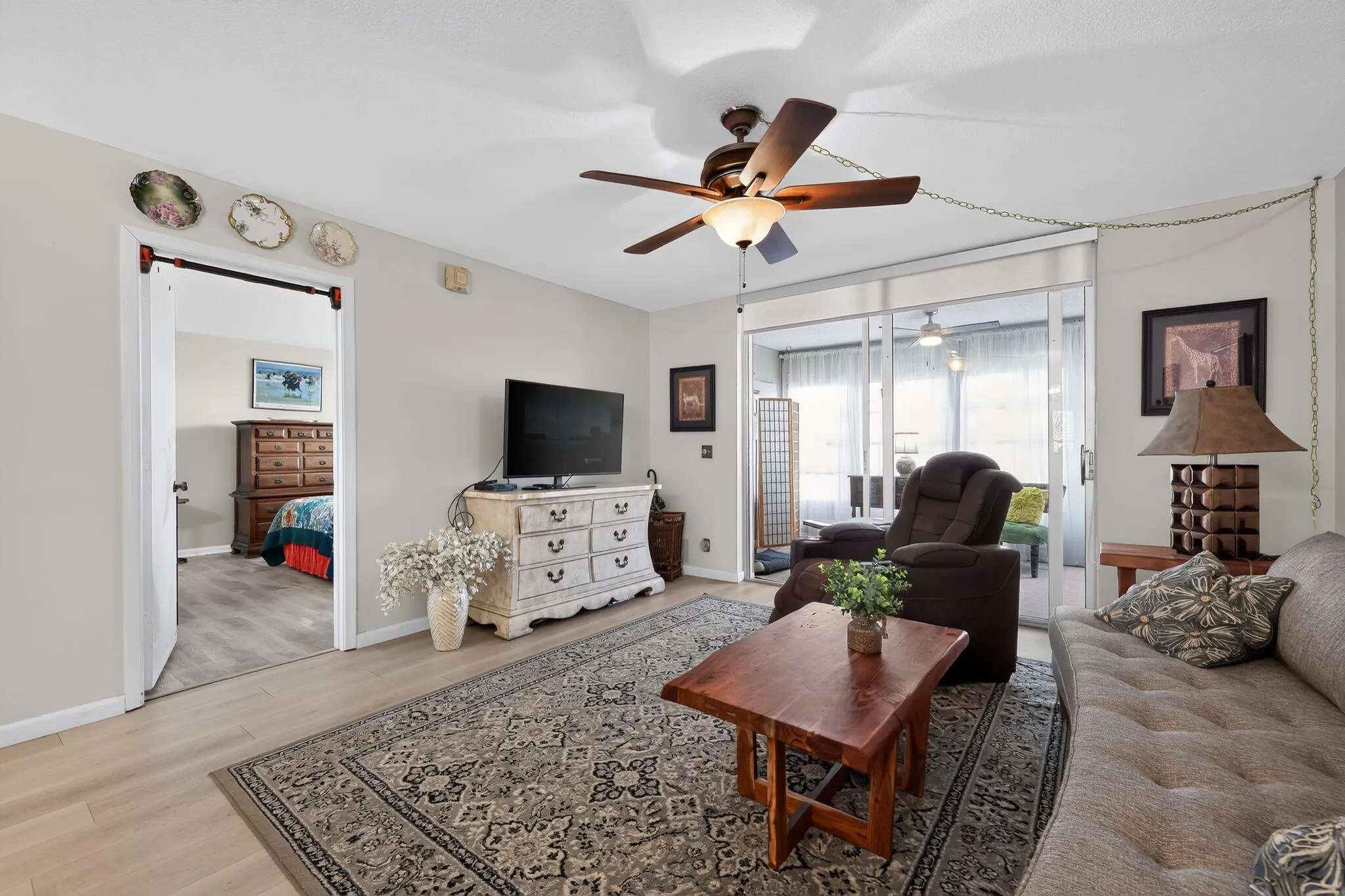 11_14527_Bonaire_Blvd-Living_room-0061