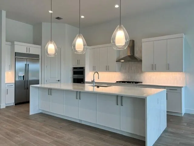 Oversized Island with Additional Storage
