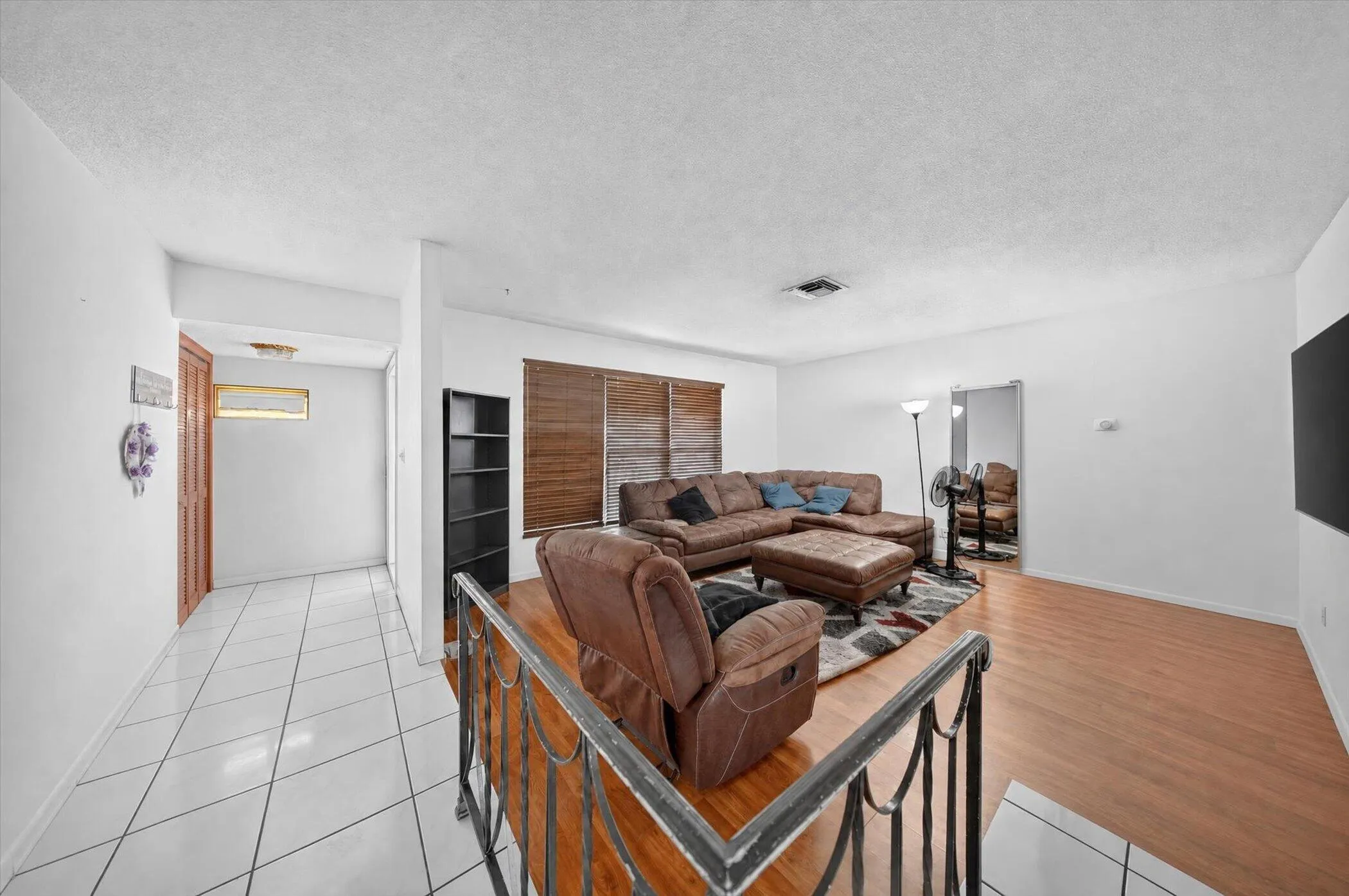 09-2251-SW-67th-Way-WindowStill-Photogra