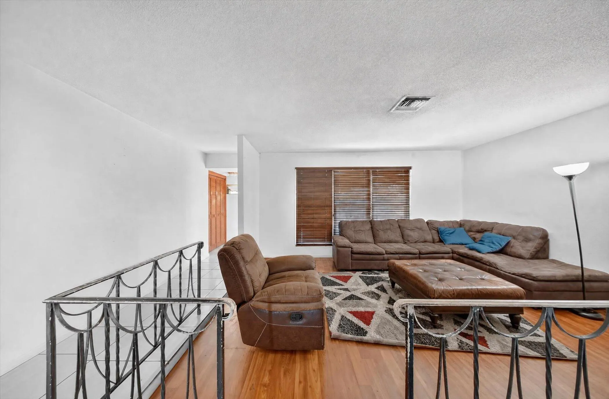 10-2251-SW-67th-Way-WindowStill-Photogra