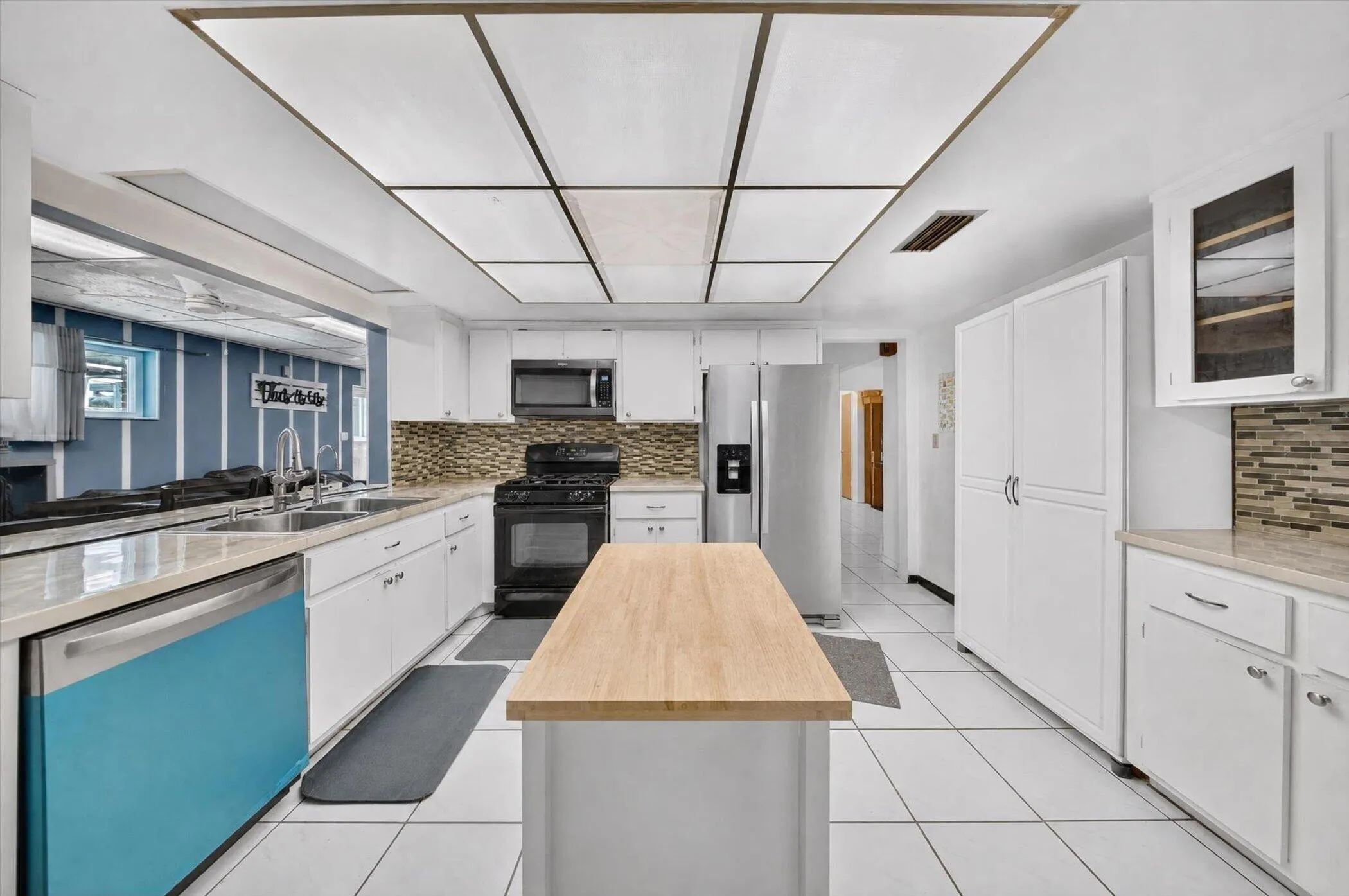 11-2251-SW-67th-Way-WindowStill-Photogra