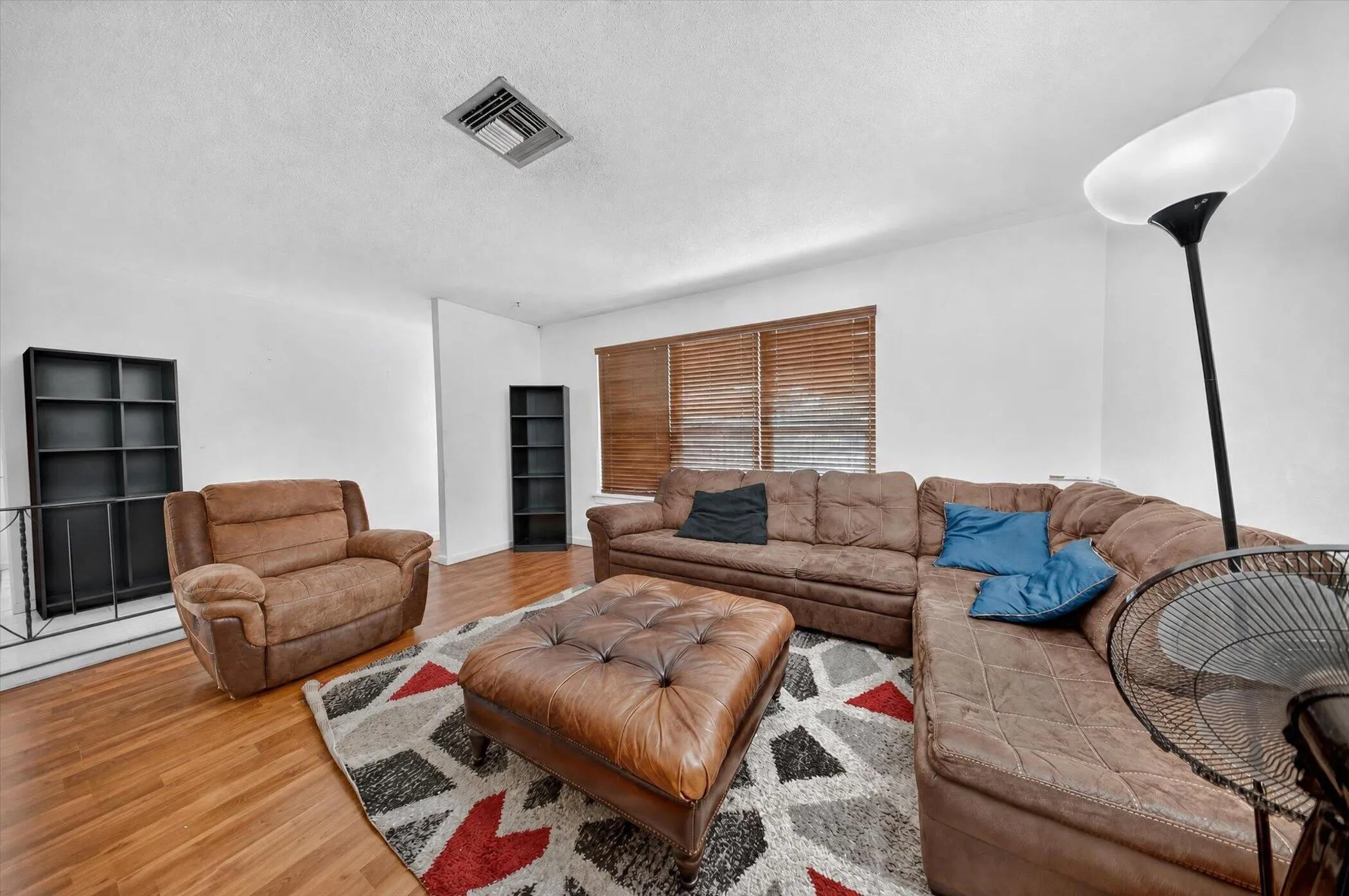 10-2251-SW-67th-Way-WindowStill-Photogra